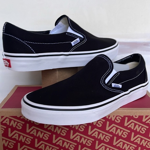 Vans WMNS Classic Slip-On Black
VN000EYEBLK
Sneakers - Picture 9 of 16